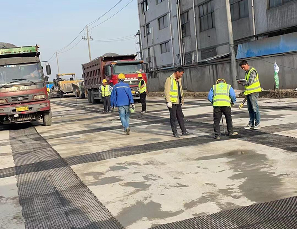 明山老材料的新故事：玻璃纤维土工格栅如何在‘白改黑’浪潮中重获新生？